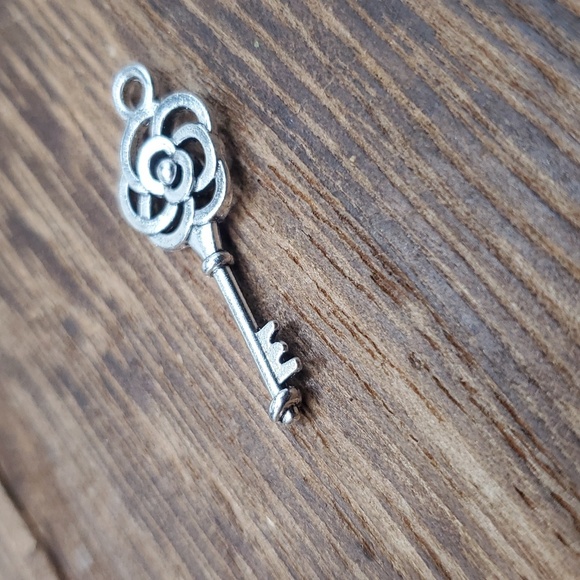 Rose intricate key pendant‎ - Picture 2 of 2